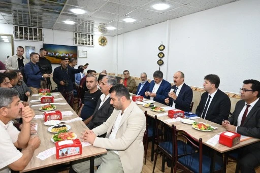 Batman Valisi, esnafla kahvaltı yaptı; &ldquo;D&uuml;kkanlarınızı erken a&ccedil;ın&rdquo;