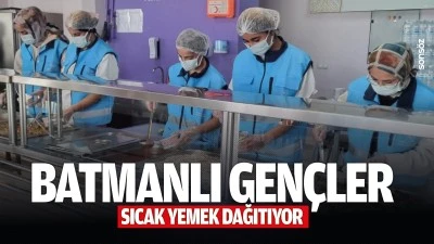 Batmanlı Gen&ccedil;ler, sıcak yemek dağıtıyor