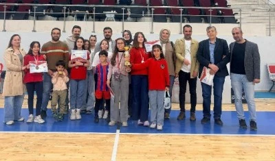 Batmanlı &Ouml;ğrenciler, satran&ccedil; tahtasını salladı