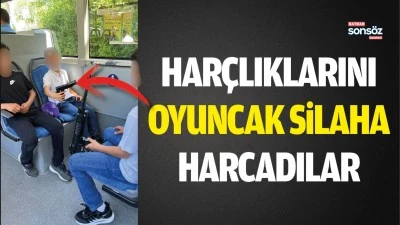 Bayram har&ccedil;lıklarını oyuncak silaha harcadılar