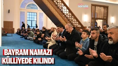 Bayram namazı k&uuml;lliyede kılındı