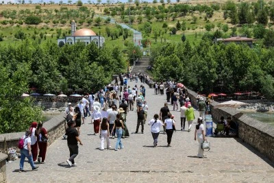 Bayramda ziyaret&ccedil;i yoğunluğu Diyarbakır'ın tarihi mekanlarını canlandırdı