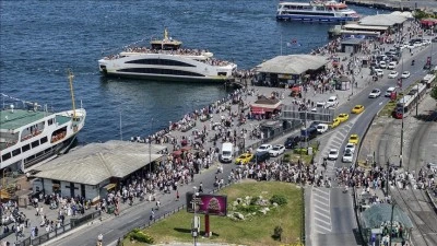 Bayramın &uuml;&ccedil;&uuml;nc&uuml; g&uuml;n&uuml; İstanbul'da ziyaret&ccedil;i yoğunluğu