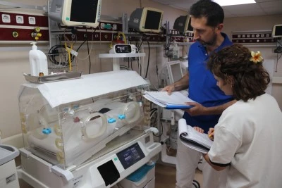 Bebeğin yaşaması i&ccedil;in midesine t&uuml;p takıldı