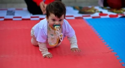 Bebek emekleme yarışması d&uuml;zenlendi