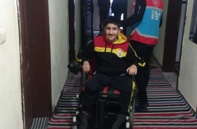 Bedensel engelli gence ak&uuml;l&uuml; tekerlekli sandalye desteği