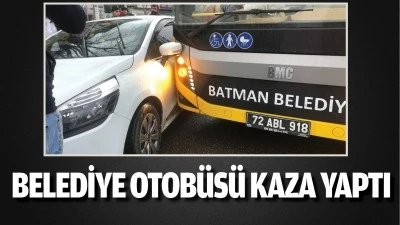 Belediye otob&uuml;s&uuml; kaza yaptı