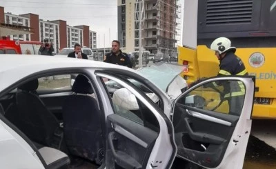 Belediye otob&uuml;s&uuml;ne arkadan &ccedil;arpan otomobildeki 3 kişi yaralandı