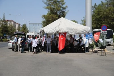 Belediyelerde işten &ccedil;ıkarılan iş&ccedil;ilerin eylemi s&uuml;r&uuml;yor