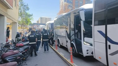 Belediyeye y&ouml;nelik operasyonda g&ouml;zaltına alınan 46 ş&uuml;pheli adliyede