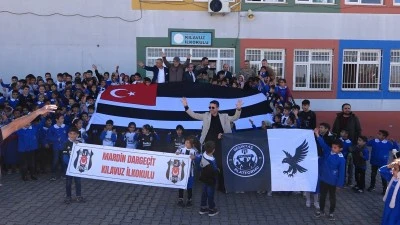 Beşiktaş Kul&uuml;b&uuml; &uuml;yeleri, Mardin'de &ouml;ğrencilere forma hediye etti