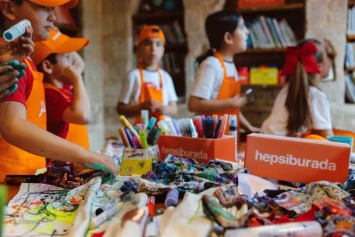 Bienali'nde &ccedil;ocukları ve gen&ccedil;leri sanatla buluşturdu