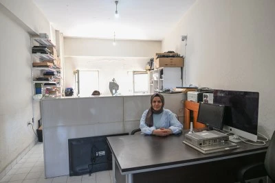 Bilgisayar tamircisi kadın, mesleği stajyerlere &ouml;ğretiyor