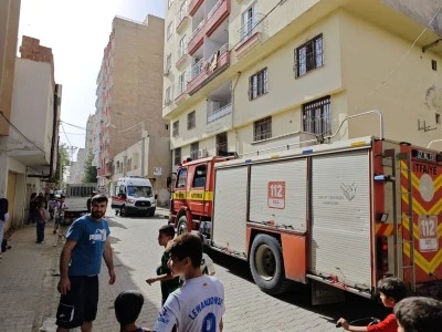 Binanın havalandırma boşluğuna d&uuml;şen iki &ccedil;ocuk yaralandı