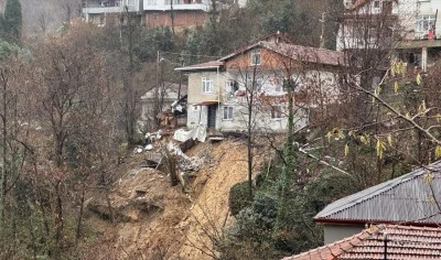 Bir ev heyelanda zarar g&ouml;rd&uuml;