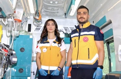 Bir kadın ambulansta ikiz bebek d&uuml;nyaya getirdi