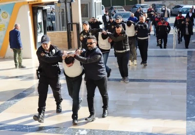 Bir kişinin &ouml;ld&uuml;ğ&uuml; silahlı kavgaya ilişkin 2 zanlı tutuklandı