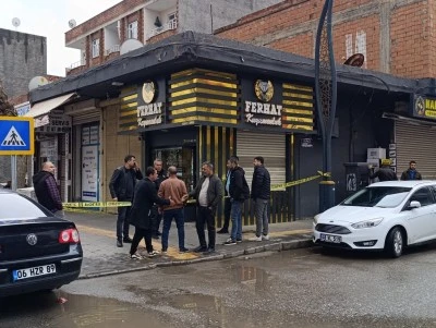 Bir kuyumcu soygun girişimi sırasında silahla yaralandı