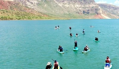 Botan &Ccedil;ayı'nda kano yaparak doğanın tadını &ccedil;ıkarıyor