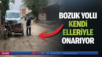 Bozuk yolu kendi elleriyle onarıyor