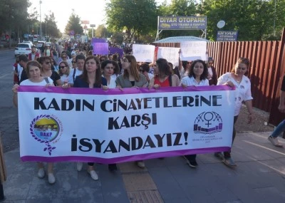 Bucak, kadın cinayetlerine ilişkin d&uuml;zenlenen y&uuml;r&uuml;y&uuml;şe katıldı
