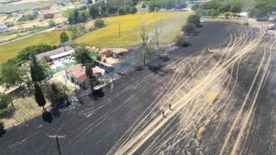 Buğday tarlasında başlayıp iki eve sı&ccedil;rayan yangın s&ouml;nd&uuml;r&uuml;ld&uuml;