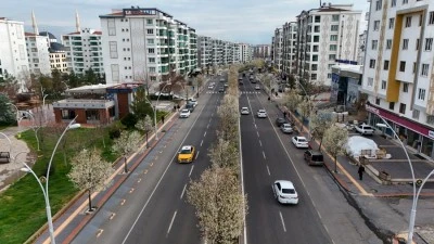 Bulvarlar s&uuml;s armutlarıyla g&ouml;rsel ş&ouml;lene d&ouml;n&uuml;şt&uuml;