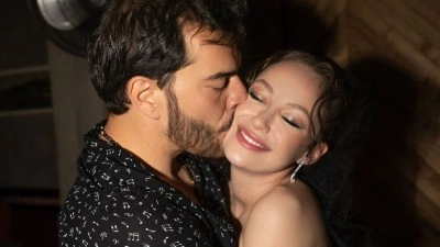 Buse Arslan ve &Ccedil;ağrı Şensoy &Ccedil;ifti Mutluluklarını Bebek Haberiyle Ta&ccedil;landırdı