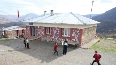 Buse &Ouml;ğretmen, okulda &ccedil;ocukları geleceğe hazırlıyor