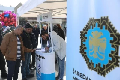 B&uuml;y&uuml;kşehir Belediyesi kurduğu stantlarda halkı dinliyor