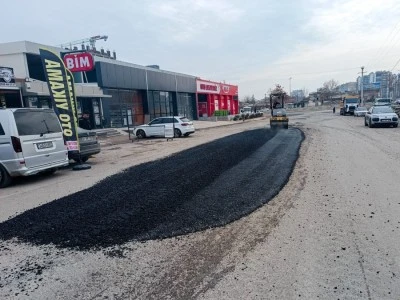 B&uuml;y&uuml;kşehir Belediyesi yağış nedeniyle bozulan yollara ge&ccedil;ici m&uuml;dahalede bulunuyor
