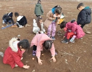 &Ccedil;ocuklar meşe tohumlarını toprakla buluşturdu