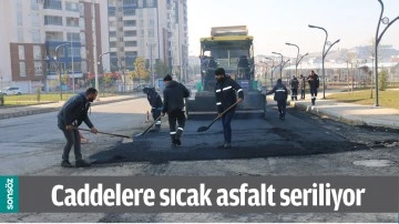 CADDELERE SICAK ASFALT SERİLİYOR