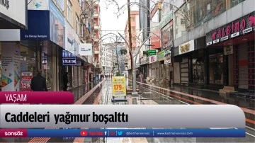 Caddeleri  yağmur boşalttı
