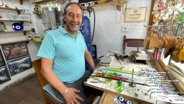 Cam atıklar ustasının elinde takı ve s&uuml;s eşyasına d&ouml;n&uuml;ş&uuml;yor