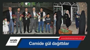 Camide g&uuml;l dağıttılar