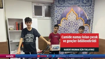 Camide namaz kılan &ccedil;ocuk ve gen&ccedil;ler &ouml;d&uuml;llendirildi