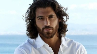 Can Yaman İspanya'da &Ouml;d&uuml;l Aldı