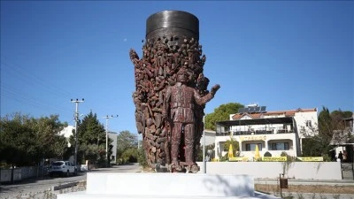 &Ccedil;anakkale Savaşı'ndan kalan bomba par&ccedil;alarıyla anıt yapıldı