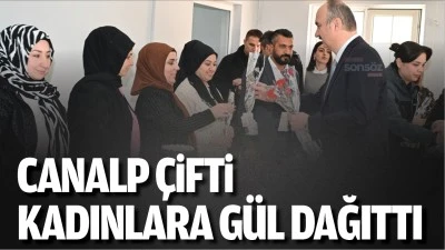 Canalp &ccedil;ifti, kadınlara g&uuml;l dağıttı