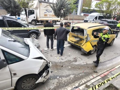 &Ccedil;arpışan hafif ticari ara&ccedil; ile taksinin s&uuml;r&uuml;c&uuml;leri yaralandı