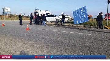 &Ccedil;arpışan iki otomobildeki 4 kişi yaralandı