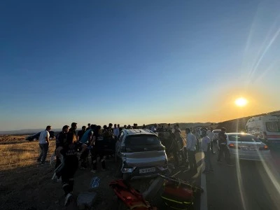 &Ccedil;arpışan iki otomobildeki 4 kişi yaralandı