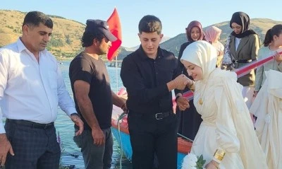 &Ccedil;at Barajı'ndaki "y&uuml;zen adalar"da ilk nikah kıyıldı