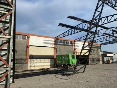 &Ccedil;atı imalatı sırasında &uuml;zerine demir par&ccedil;ası d&uuml;şen 3 iş&ccedil;i yaralandı