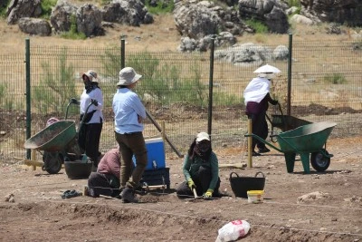 &Ccedil;ay&ouml;n&uuml; Tepesi'nde d&ouml;rt yapı ve su kanalı bulundu
