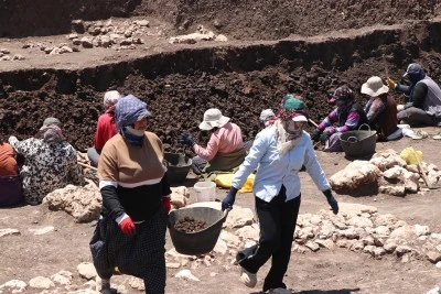&Ccedil;ay&ouml;n&uuml; Tepesi'nin kadın iş&ccedil;ileri "tarih" kazıyor
