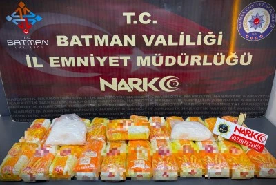 &Ccedil;ekiciden uyuşturucu &ccedil;ıktı! 2 tutuklama