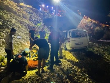 &Ccedil;ekicinin devrilmesi sonucu 4 kişi yaralandı