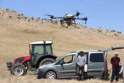 &Ccedil;ekirgelere karşı dronla ila&ccedil;lama yapılıyor